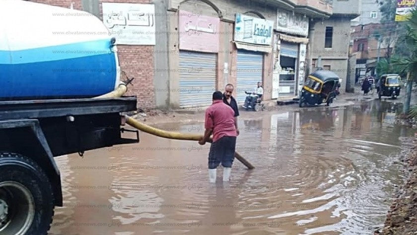 أعمال سحب تراكم مياه الأمطار بالشوارع