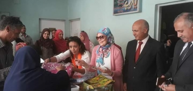 فريق اصدقاء مرضى الجذام يسلم هدايا عينية ومادية ل100 مريض في بني سويف