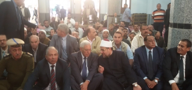 وزير الأوقاف ومحافظ الدقهلية في المسجد
