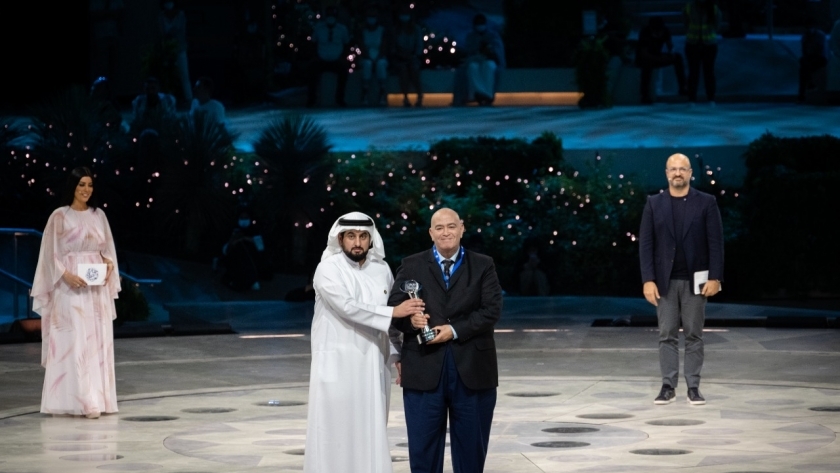 عماد أديب بعد تكريمه بجائزة دبي للصحافة