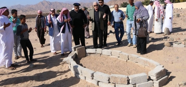 زيارة قبر أحد عقلاء البدو