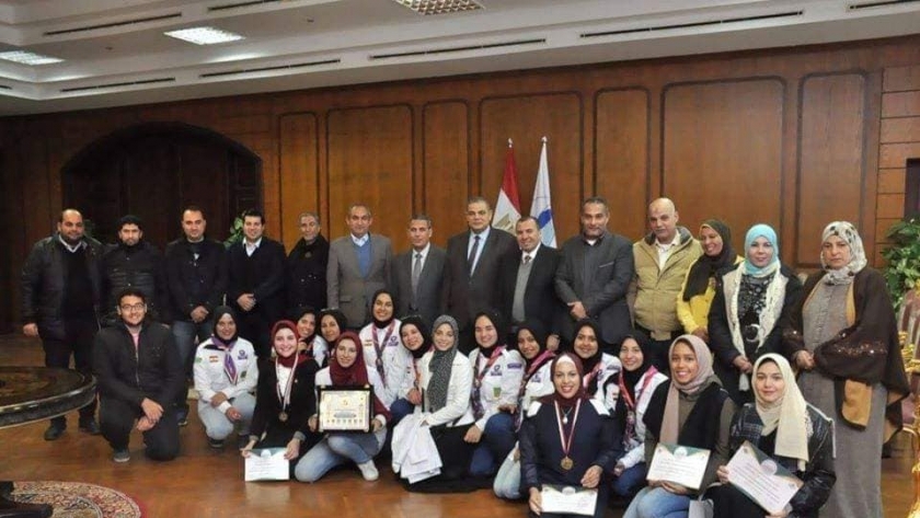 رئيس جامعة كفر الشيخ يكرم المشاركات في أسبوع الفتيات بالفيوم