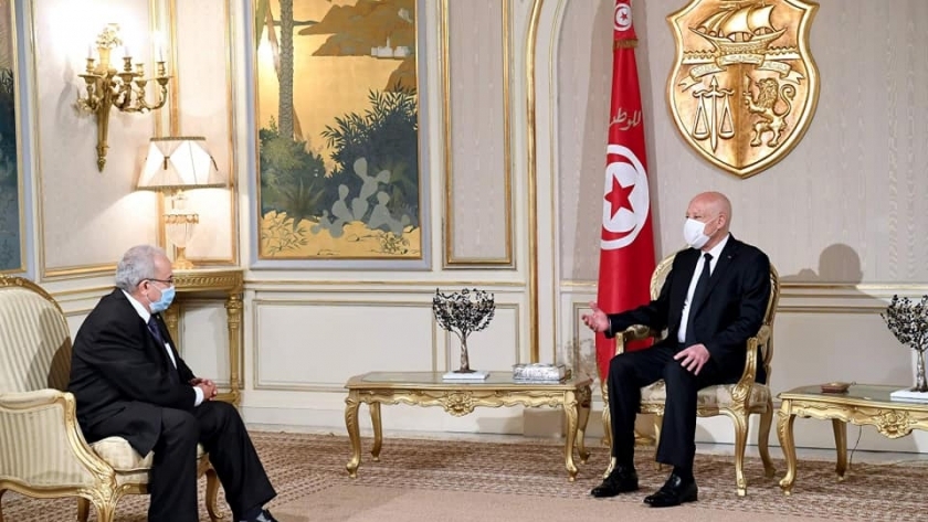 الرئيس التونسي «يمين» يستقبل وزير الخارجية الجزائري رمطان لعمامرة «شمال»