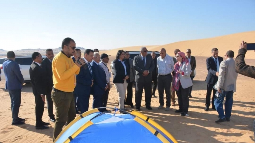 محافظ الوادي الجديد يرافق الأطباء الأوروبي المصري في جولة بمخيم جناح السياحي