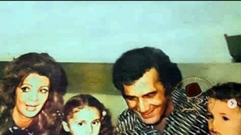 محمود ياسين برفقة شهيرة وأولاده