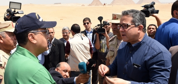 رئيس الوزراء ووزير الاثار خلال تفقد منطقة الاهرامات والمتحف المصري الكبير