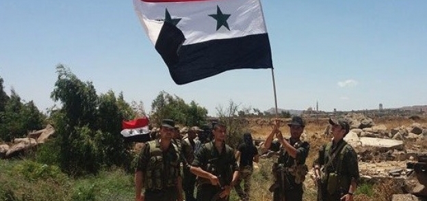 قوات النظام ترفع العلم السوري على معبر القنيطرة مع الجولان المحتل