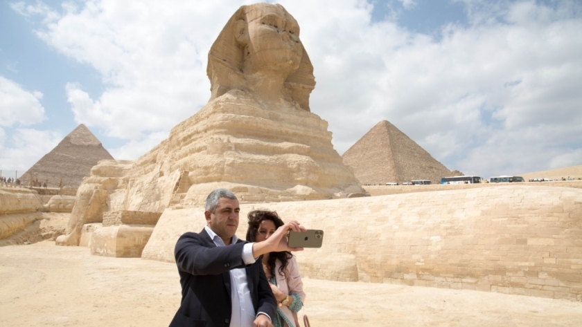 أمين «السياحة العالمية» يزور الأهرامات ويبدي انبهاره بالحضارة المصرية