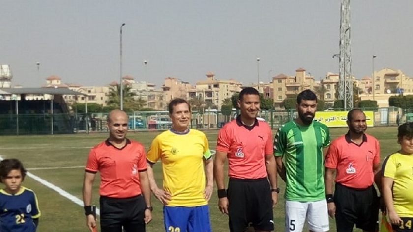 عز الدين بهادر في أول مباراة رسمية له