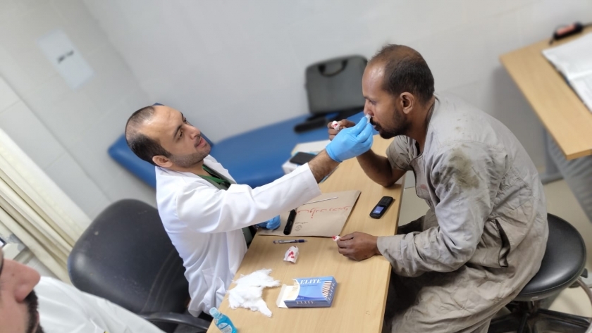  قافلة جامعة الأزهر تقوم بتوقيع الكشف الطبي على المواطنين