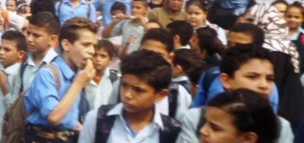 الطلاب داخل المدرسة