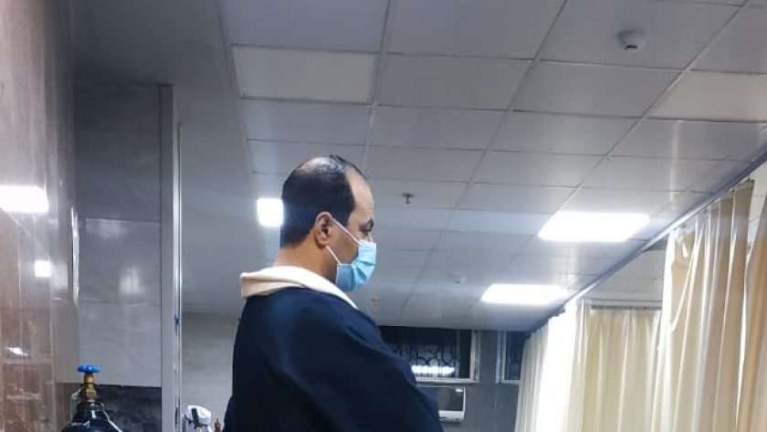 مدير فرع الرعاية الصحية متنكرا ببورسعيد