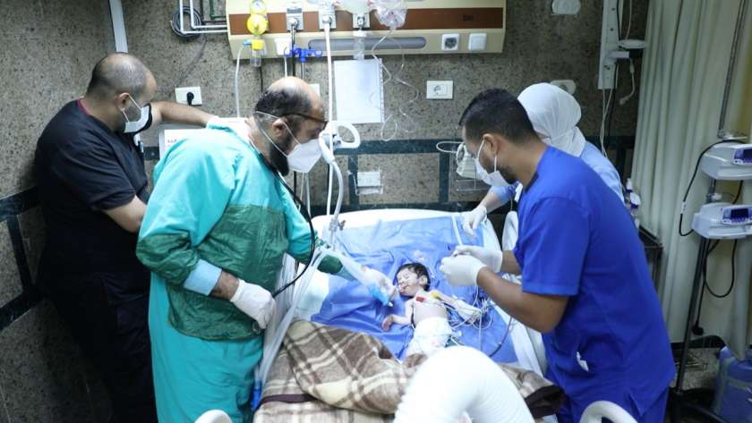 وزير الصحة يتابع حالة الطفل «سليم» بعد وصوله إلى مستشفى «أطفال مصر»