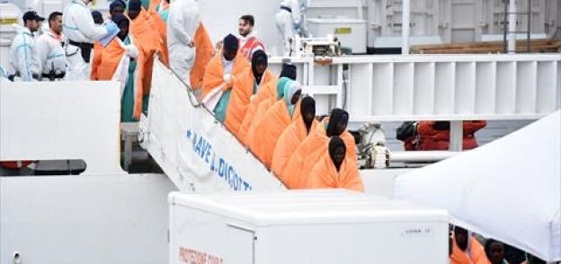 السماح لسفينة إنقاذ بإنزال مهاجرين في "لامبيدوسا" الإيطالية