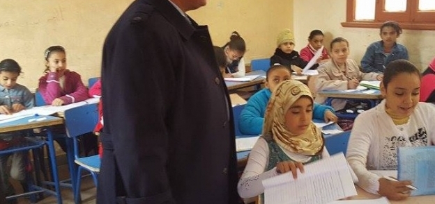 بالصور: إحالة مدرس بمدرسة الشيخ حسن للتحقيق لخروجه من الإمتحانات