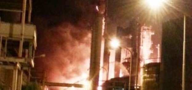 اخماد الحريق في مجمع بوعلي سينا للبتروكيماويات في ميناء ماهشهر (جنوب)
