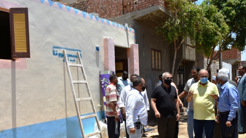 محافظ أسوان يتابع  مشروعات حياه كريمة بـ 11 قرية