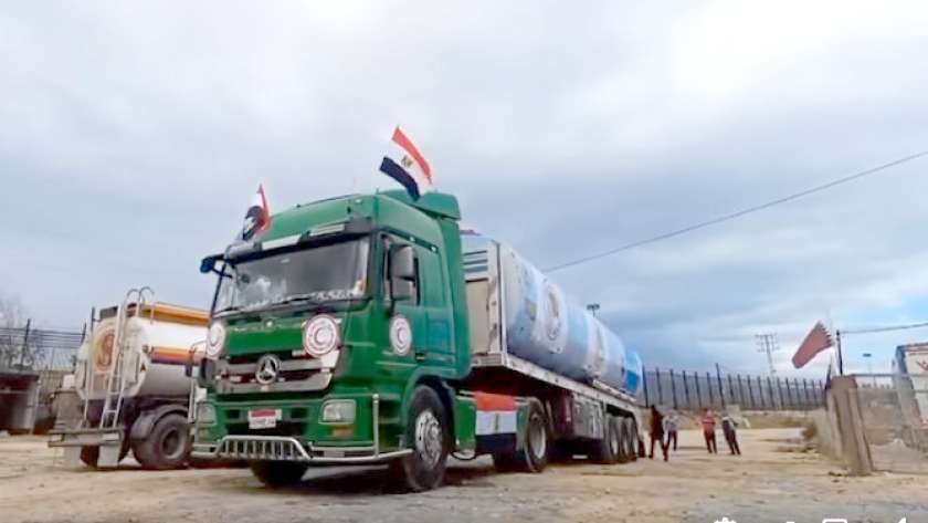 شاحنة الوقود في طريقها إلى غزة عبر معبر رفح
