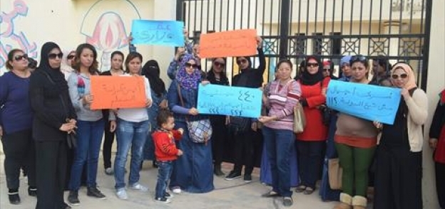 اضراب عشرات المعلمات برياض الاطفال بمدرسة الجوهرة بالغردقة