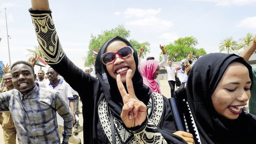 سودانيون يحتفلون بتفكيك نظام «البشير» وإلغاء بعض قوانينه