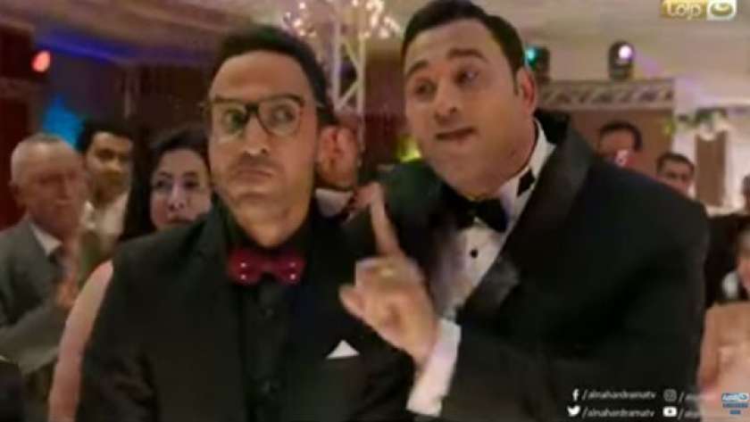 أكرم حسني يغني في حفل زفاف أحمد فهمي