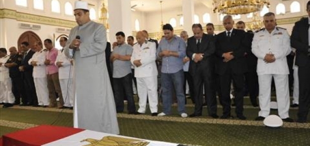 وزير الداخلية والقيادات الأمنية خلال صلاة الجنازة على جثمان الشهيد