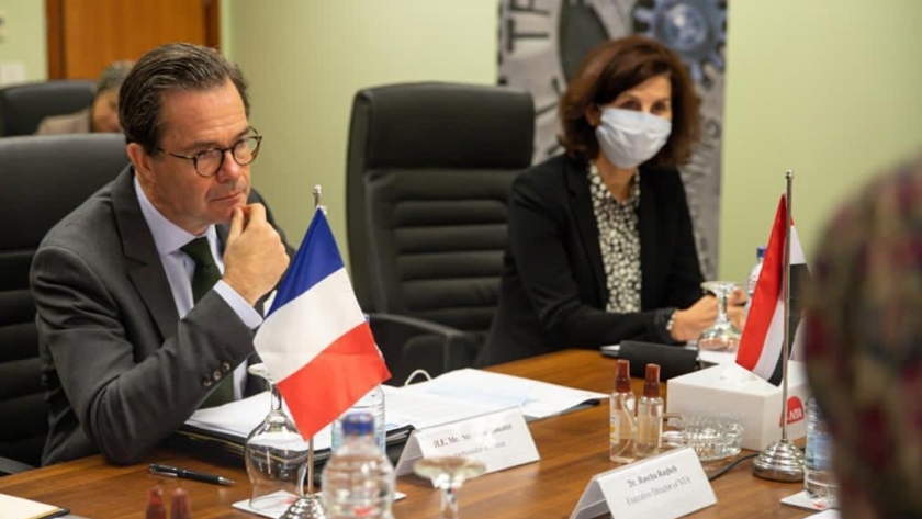 السفير الفرنسي ستيفان روماتيه في زيارة للأكاديمية الوطنية للتدريب