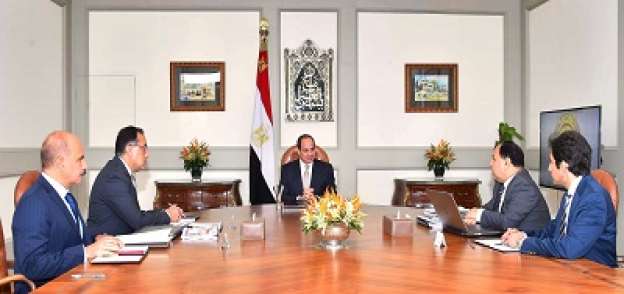 الرئيس خلال اجتماعه مع رئيس الوزراء ووزير المالية