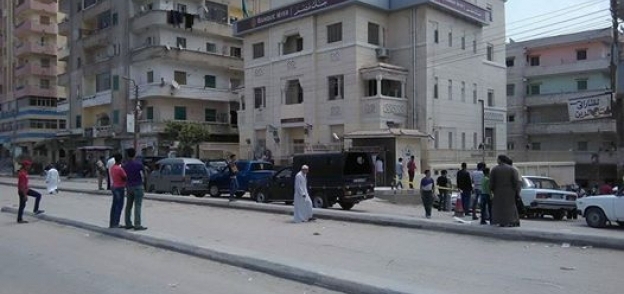 قوات الأمن تطوق بنك مصر