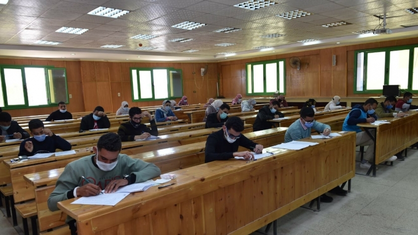 طلاب الزراعة والآداب بجامعة سوهاج يؤدون امتحانات الفصل الدراسي الاول