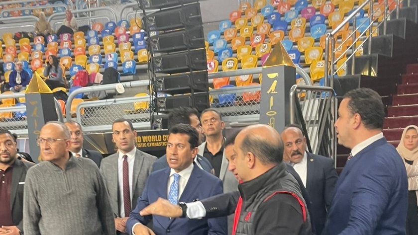 وزير الرياضة خلال متابعته تجهيزات حفل الافتتاح