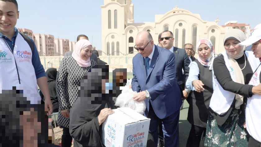 محافظ القاهرة يشارك فى توزيع كراتين مبادرة «كتف في كتف»