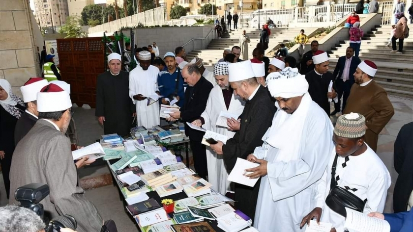 جانب من زيارة الوفد لمعرض الكتاب في مسجد عمرو بن العاص