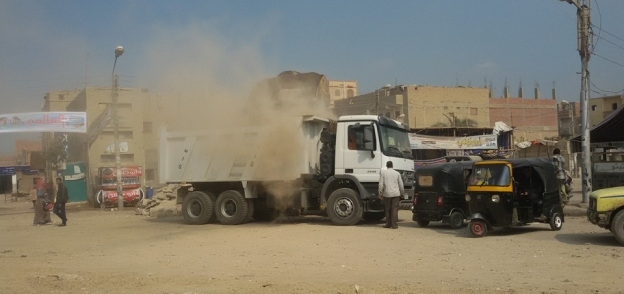 بالصور| حملة لإزالة الأتربة ومخلفات خرسانية بشارعين بمدينة طامية بالفيوم