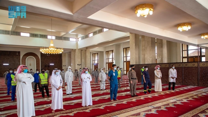 الصلاة في مساجد المملكة العربية السعودية وسط تطبيق الإجراءات الاحترازية