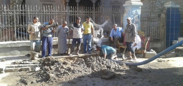بالصور| إعادة توصيل المياه لمدينة بني سويف عقب إصلاح  عطل بشارع الرياضي