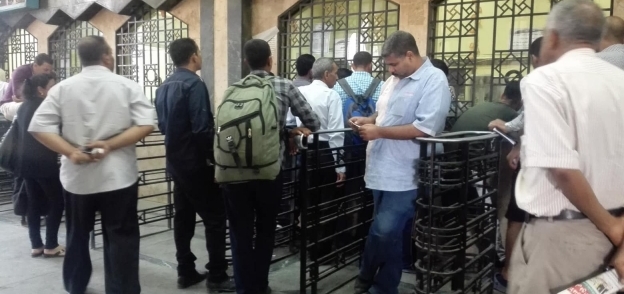 مواطنون تجمعوا فى محطة مصر بحثاً عن تذاكر السفر