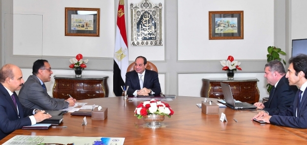 الرئيس السيسي خلال اجتماعه مع رئيس الوزراء ووزير قطاع الأعمال العام