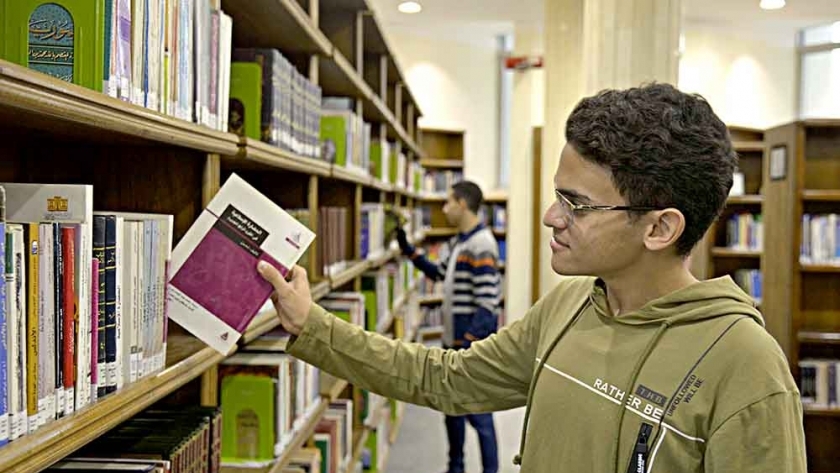 الطالب محمد على داخل المكتبة