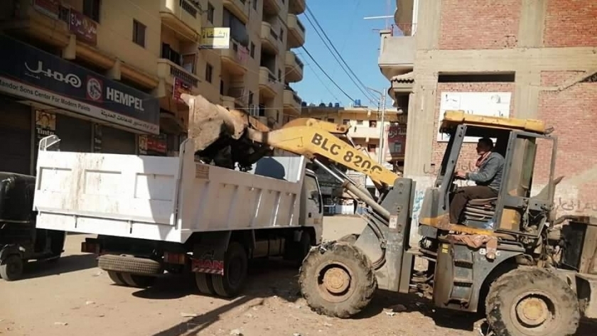 حملات نظافة ورفع المخلفات والاتربة من شوارع كفر الشيخ   