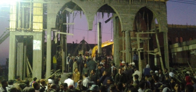 بالصور| "إنقاذ كفر الشيخ" تواصل البحث عن ضحايا أسفل أنقاض "المسجد المنهار"