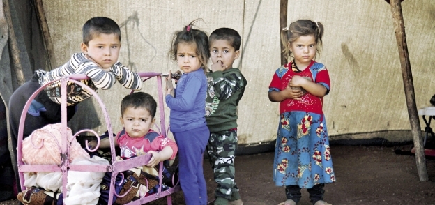 أطفال سوريون داخل أحد الملاجئ فى إدلب «أ. ف. ب»