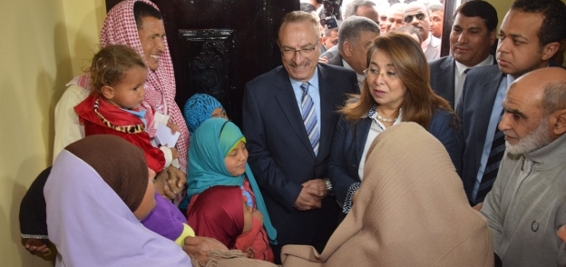 وزيرة التضامن ومحافظ بنى سويف خلال جولتهما فى المحافظة أمس