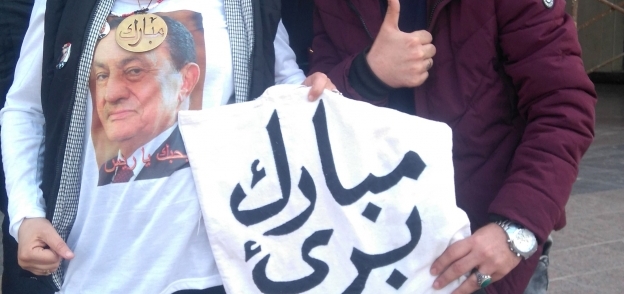مؤيدو «مبارك» أمام المحكمة