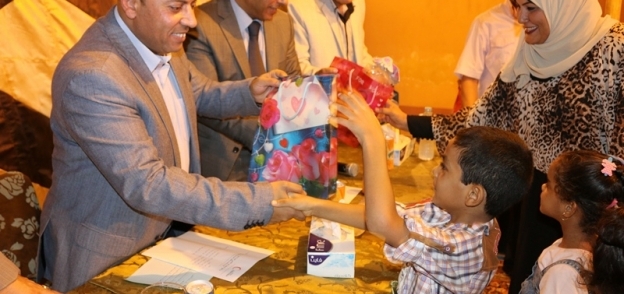 محافظ المنوفية يوزع هدايا على الأيتام بمناسبة عيد الأضحى