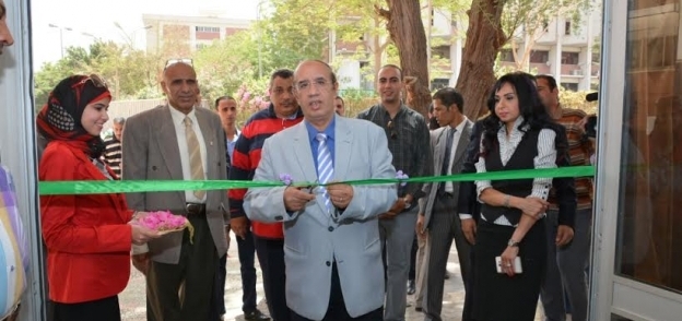 رئيس جامعة أسيوط يفتتح معرضا لبيع السلع الغذائية داخل الحرم الجامعى بمناسبة شهر رمضان