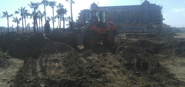 محلية رأس البر يقوم بأعمال ردم الجزء الرملي  باللسان بعد فيضان البحر