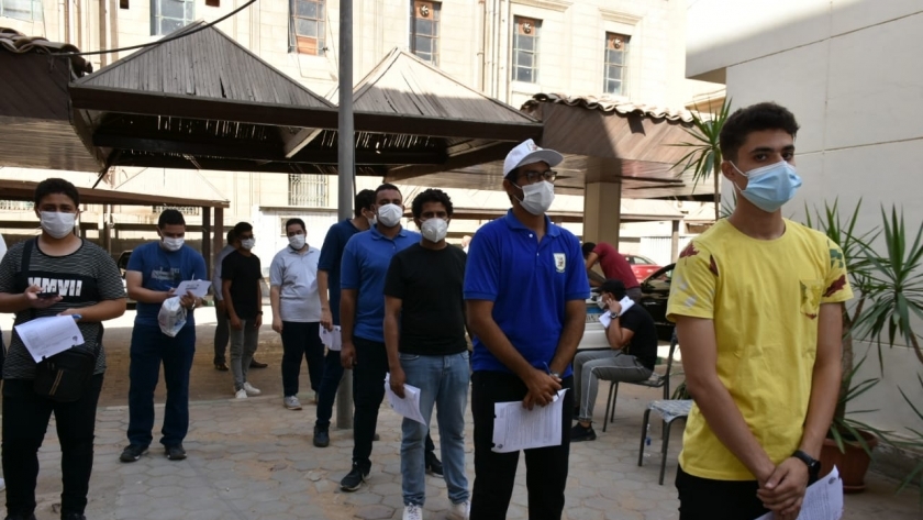 إقبال من الطلاب في اليوم الأول للتطعيم بلقاح كورونا في جامعة القاهرة