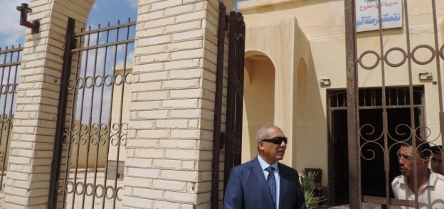 اللواء هشام نصر مدير أمن مطروح خلال زيارته لقسم النجيلة