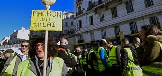 محتجو "السترات الصفراء" في فرنسا يطالبون بوقف اقتطاعات الرواتب التقاعد